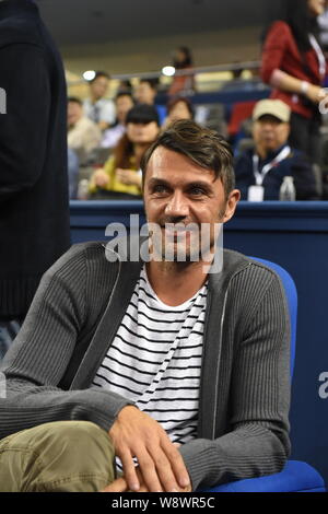 Il calcio italiano star Paolo Maldini frequenta il terzo round match di uomini singoli tra Novak Djokovic di Serbia e Mikhail Kukushkin di Kazak Foto Stock