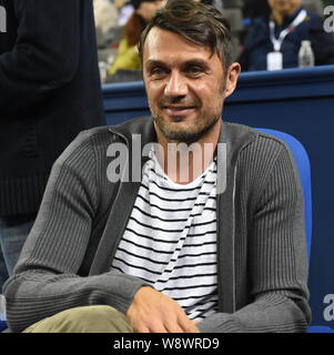 Il calcio italiano star Paolo Maldini frequenta il terzo round match di uomini singoli tra Novak Djokovic di Serbia e Mikhail Kukushkin di Kazak Foto Stock