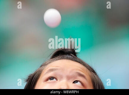 Pechino, Cina nella provincia di Shanxi. 10 Ago, 2019. Li Mingzhu della delegazione di Chongqing serve durante le Donne Squadra Qualification contro Cao Yumeng della Provincia di Henan Delegazione di ping-pong evento presso il 2° Giochi della Gioventù della Repubblica popolare di Cina a Taiyuan, nel nord della Cina di nella provincia di Shanxi, il 10 agosto 2019. Credito: Ding Ting/Xinhua/Alamy Live News Foto Stock