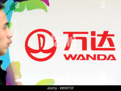 --FILE--A passeggiate a piedi passato un annuncio per Wanda in Cina a Shanghai, 10 marzo 2013. Della Cina di privatamente tenuto a Dalian Wanda gruppo è impostato per la Foto Stock