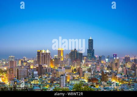 Vista notturna della città di Kaohsiung, Taiwan Foto Stock