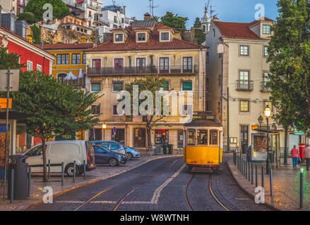 Tram di Lisbona vicino Miradouro de Santa Luzia Foto Stock