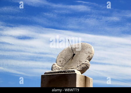 Vista di un orologio solare presso il Museo del Palazzo, conosciuta anche come la Città Proibita, a Pechino, in Cina, 22 luglio 2012. Foto Stock