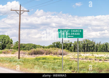 Autostrada 285 con segno per la chiesa più antica di Colorado nella vecchia città vintage chiamato Conejos vicino Antonito Foto Stock