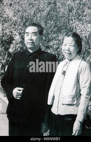 Questa immagine mostra una foto di Zhou Enlai, sinistra, primo Premier della Cina, e sua moglie Deng Yingchao. Foto Stock