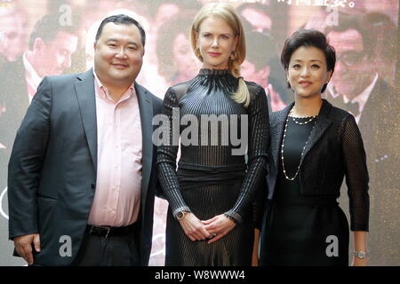 Attrice australiana Nicole Kidman, centro, pone con TV CINESE hostess Lan Yang, destra e suo marito Bruno Wu Zheng, sia Cofondatore e Presidente Foto Stock