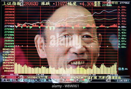In questo multi-immagine di esposizione, un investitore cinese sorride come egli guarda la Shanghai indice composito in corrispondenza di un magazzino casa di brokeraggio in Qingdao City, est Foto Stock