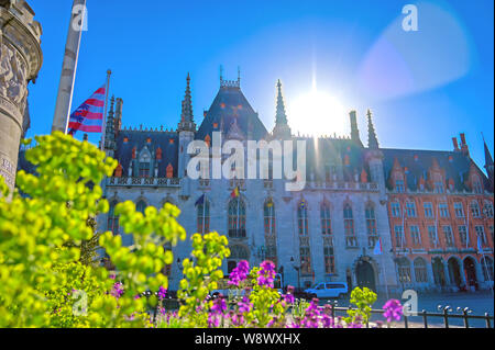 Il Provinciaal Hof (provincia) Corte è un edificio Neogothical sulla piazza del mercato di Bruges, Belgio. Foto Stock