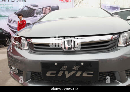 --FILE--una Honda Civic è visualizzato durante un'auto show nella città di Xuchang, porcellane centrale provincia di Henan, 17 marzo 2013. Honda Motor Co e i suoi due Foto Stock