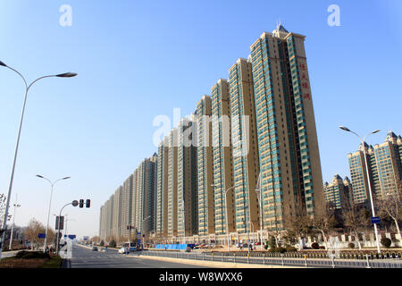 --FILE--nuovo alto appartamento residenziale edifici sono raffigurate in Jinan City East Chinas provincia di Shandong, 25 dicembre 2013. Porcellane nuova casa s Foto Stock