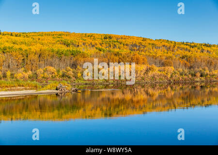 La Clearwater River in autunno come si passa a fianco di Fort McMurray, Alberta. Foto Stock