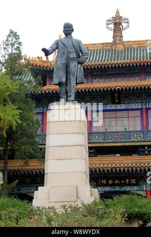 --FILE--Vista della statua di Dr. Sun Yat-sen, primo presidente e fondatore della Repubblica di Cina presso il Sun Yat-sens Mausoleo di Nanchino Foto Stock