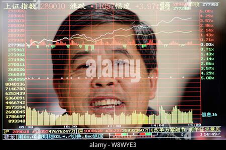 In questo multi-immagine di esposizione, un investitore cinese sorride come egli guarda la Shanghai indice composito in corrispondenza di un magazzino casa di brokeraggio in Qingdao City, est Foto Stock