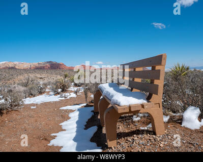 La fusione coperta di neve da banco e deserto in Red Rock Canyon vicino a Las Vegas, Nevada Foto Stock