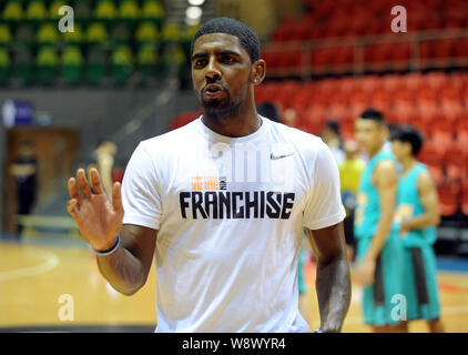 American giocatore di basket Kyrie Irving parla durante un'attività didattica di Hong Kong, Cina, 10 giugno 2014. Foto Stock