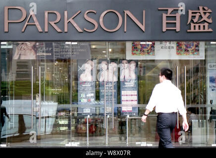 --FILE--A passeggiate a piedi passato un department store di Parkson in Changzhou city east Chinas provincia dello Jiangsu, 23 agosto 2013. Medio e high-end Foto Stock