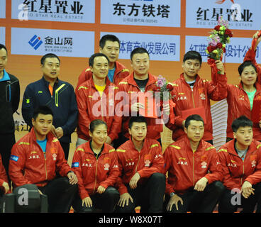 Chinese table tennis giocatori e allenatori pongono a una cerimonia di pensionamento nella città di Zhenjiang, est Chinas nella provincia di Zhejiang, 27 febbraio 2014. Un totale di 0 Foto Stock