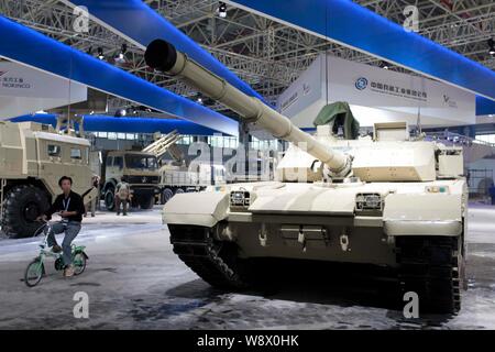 Un carro armato principale 3000 (VT-4), noto anche come MBT3000 (VT-4), è visto in esposizione presso lo stand di China North Industries Corporation Gruppo (NORINCO) in Foto Stock