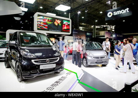 --FILE--i visitatori guardano Smart compact vetture della Casa di Stoccarda sul display durante un auto show di Nanchang City East Chinas provincia di Jiangxi, 1 maggio 2014 Foto Stock