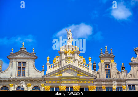 Edifici e architettura in Grand Place o Grote Markt, la piazza centrale di Bruxelles, Belgio. Foto Stock
