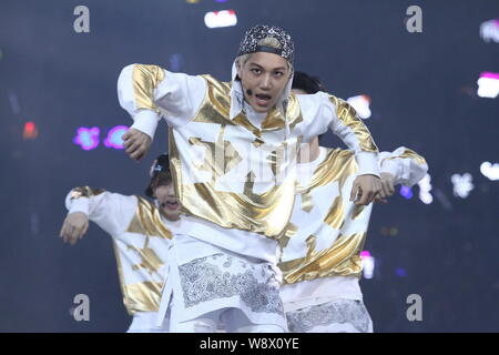 Membri del Sud Korean-Chinese gruppo pop eso eseguire durante un concerto di stelle per celebrare il sessantesimo compleanno di Hong Kong attore Jackie Chan a Pechino, Foto Stock