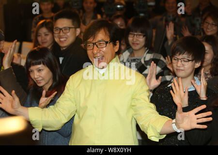 Hong Kong attore Jackie Chan, anteriore, pone durante una conferenza stampa per il suo concerto a Pechino, 17 marzo 2014. Foto Stock