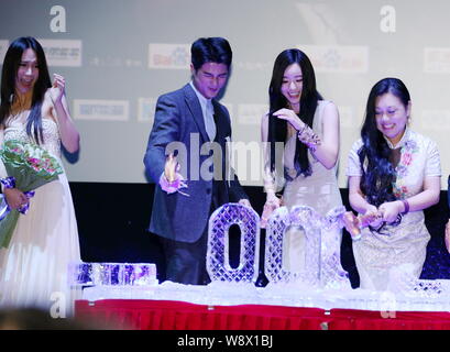 Sud attrice coreana Hong Soo-ah, seconda a destra e attore cinese Jiang Chao, seconda a sinistra, smash figure di ghiaccio durante la premiere per il loro orrore movi Foto Stock