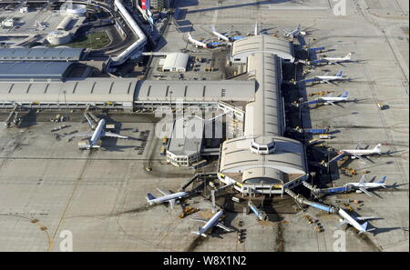 --FILE--Vista aerea del jet in corrispondenza del terminale 2 del Beijing Capital International Airport di Pechino, Cina, 17 gennaio 2011. I piani di Pechino t Foto Stock