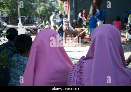 Makassar, Indonesia - Agosto 11th, 2019. La gente guarda il processo sacrificale durante l'Eid al-Adha festival. Musulmani indonesiani e i musulmani di tutto il mondo celebrano l'Eid al-Adha Domenica a Lunedi. Il giorno santo chiamato anche la "Festa del sacrificio", è il secondo di due festività Islamiche celebrato in tutto il mondo ogni anno dopo l'Eid al-Fitr. Foto Stock