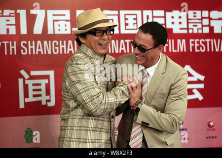 Hong Kong attore Jackie Chan, sinistra, interagisce con gli Stati Uniti Azione di Hollywood Star Jean-Claude Van Damme in occasione di una conferenza stampa per Jackie Chan film di azione Foto Stock