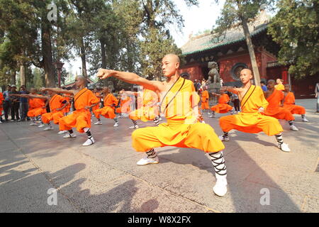 --FILE--monaci eseguire arti marziali durante un kung fu la presentazione al Tempio di Shaolin sul Monte Songshan nella città di Dengfeng, central Chinas Henan Provin Foto Stock