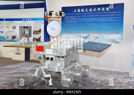 Un modello di porcellane prima luna rover Jade coniglio è in mostra presso il quinto Shanghai International Aviation e lo spazio giusto in Cina a Shanghai, 28 giugno 2 Foto Stock