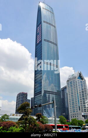 --FILE--Vista del KK 100 (Kingkey 100) torre dove il St. Regis Hotel Shenzhen è situato tra il settantacinquesimo fino al centesimo piani nella città di Shenzhen, sud Chinas Foto Stock