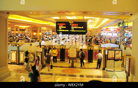 --FILE--i clienti sono visto il gioco d'azzardo in un casinò di Macau, Cina, 23 luglio 2013. I mondi casino capitale ha visto il gioco d'azzardo entrate di caduta per un secondo-stra Foto Stock