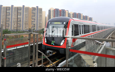 Un treno della metropolitana di porcellane altopiano di prima linea di metropolitana arriva ad una stazione della metropolitana durante la sua corsa di prova nella città di Kunming, southwest Chinas nella provincia dello Yunnan, 3 Foto Stock