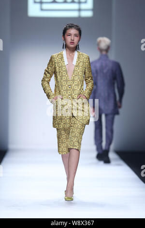 Un modello consente di visualizzare una nuova creazione al Moodbox fashion show durante la Shanghai Fashion Week Primavera/Estate 2015 in Cina a Shanghai, 20 ottobre 2014. Foto Stock