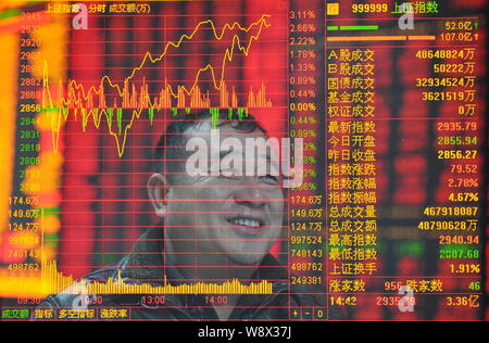 In questo multi-immagine di esposizione, un investitore cinese sorride come egli guarda la Shanghai indice composito in corrispondenza di un magazzino casa di brokeraggio in città Fuyang, est Foto Stock