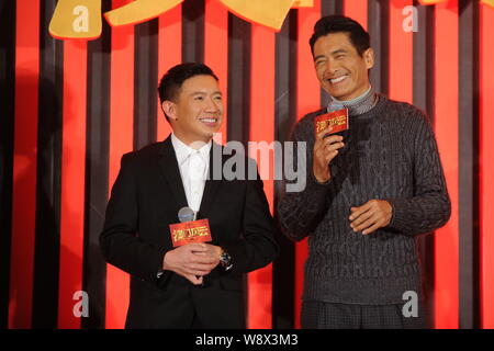 Hong Kong protagonista Chow Yun-fat, destra e Chapman, sinistro, sorriso durante una conferenza stampa per il loro nuovo filmato, da Las Vegas a Macao, noto anche come il Foto Stock