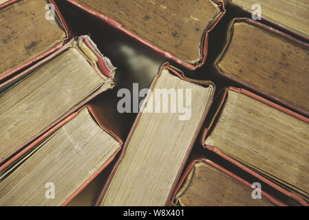 Libri antichi su un pavimento di legno top view / hardback book pile in sala biblioteca per il business e l'istruzione sfondo , torna al concetto di scuola Foto Stock