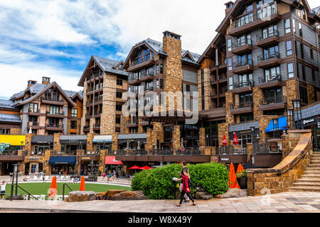 Vail, Stati Uniti d'America - 29 Giugno 2019: europeo lo stile Svizzero resort città in Colorado con la gente a piedi da negozi e Solaris Hotel occupa un edificio Foto Stock