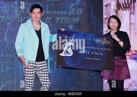 Cantante Taiwanese Jay Chou, sinistra, pone in occasione di una conferenza stampa per la Hong Kong concerto del suo "Opus 2 Jay 2014 World Tour' di Hong Kong, Cina, 29 set Foto Stock