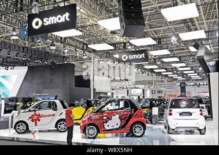 --FILE--i visitatori guardano Smart compact vetture della Casa di Stoccarda sul display durante un'auto show nella città di Fuzhou, sudest Chinas provincia del Fujian, 29 aprile Foto Stock