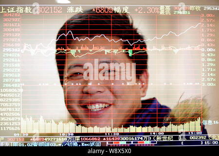 In questo multi-immagine di esposizione, un investitore cinese sorride come egli guarda la Shanghai indice composito in corrispondenza di un magazzino brokerge casa nella città di Qingdao, est Foto Stock