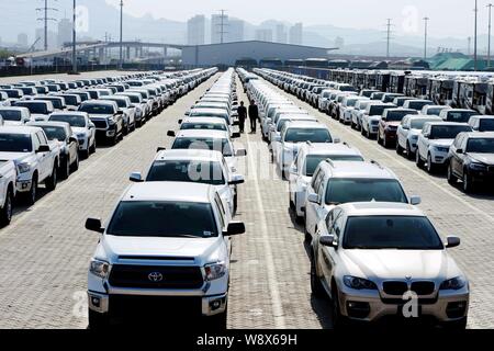 --FILE--auto importate sono allineati in un parcheggio presso il porto di Qingdao nella città di Qingdao, Cina orientale della provincia di Shandong, 12 maggio 2014. La Cina ha detto Foto Stock