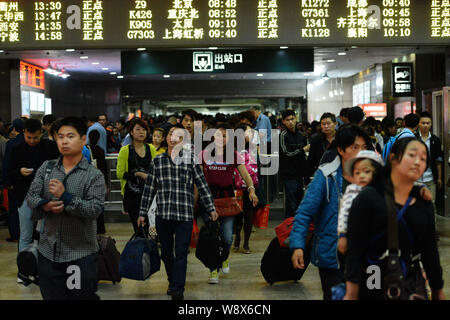 Passeggeri cinesi che il ritorno al lavoro dal giorno di maggio holiday lasciare il Hangzhou Stazione Ferroviaria di Hangzhou, est Chinas nella provincia di Zhejiang, 3 M Foto Stock