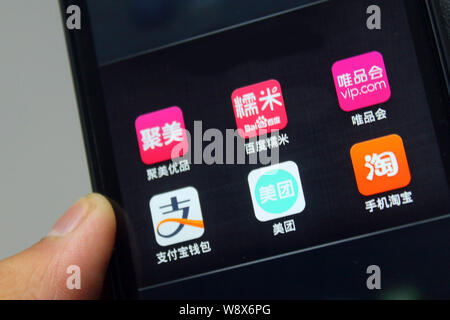 --FILE--un cinese telefono cellulare utente guarda le icone delle app sul suo smartphone di Jinan City East Chinas provincia di Shandong, 21 luglio 2014. Più th Foto Stock