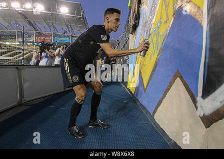 Chester, PA, Stati Uniti d'America. 11 Ago, 2019. Philadelphia Union Jack Defender ELLIOTT (3) stampe a spruzzo di un murale dopo una vittoria 2-1 sopra Houston Dynamo Domenica, 11 Agosto, 2019, a Talen Energy Stadium di Chester, PA. Credito: Saquan Stimpson/ZUMA filo/Alamy Live News Foto Stock