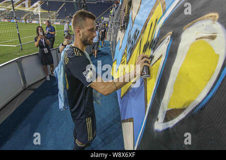 Chester, PA, Stati Uniti d'America. 11 Ago, 2019. Unione di Philadelphia utente malintenzionato KACPER PRZYBYLKO (23) stampe a spruzzo di un murale dopo una vittoria 2-1 sopra Houston Dynamo Domenica, 11 Agosto, 2019, a Talen Energy Stadium di Chester, PA. Credito: Saquan Stimpson/ZUMA filo/Alamy Live News Foto Stock