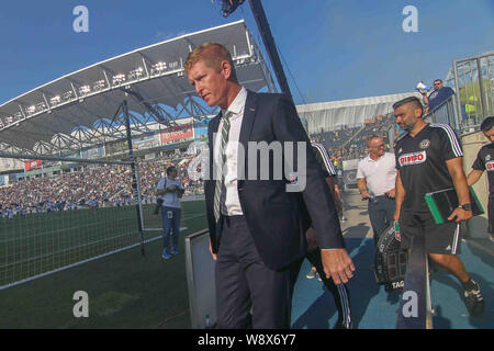 Chester, PA, Stati Uniti d'America. 11 Ago, 2019. Unione di Philadelphia Manager JIM CURTIN prende il campo prima di Major League Soccer match tra l'Unione di Philadelphia e Houston Dynamo Domenica, 11 Agosto, 2019, a Talen Energy Stadium di Chester, PA. Credito: Saquan Stimpson/ZUMA filo/Alamy Live News Foto Stock