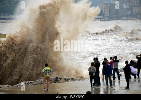 Locali residenti cinesi guardare massiccia onde provocate dal tifone avvicinamento Vongfong in città Shitang, Wenling city, est della Cina di provincia dello Zhejiang, 12 Foto Stock